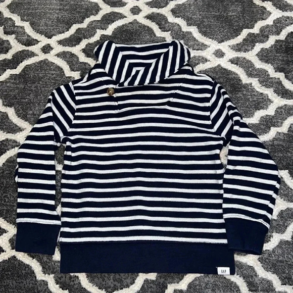 •Gap• - Picture 1 of 2